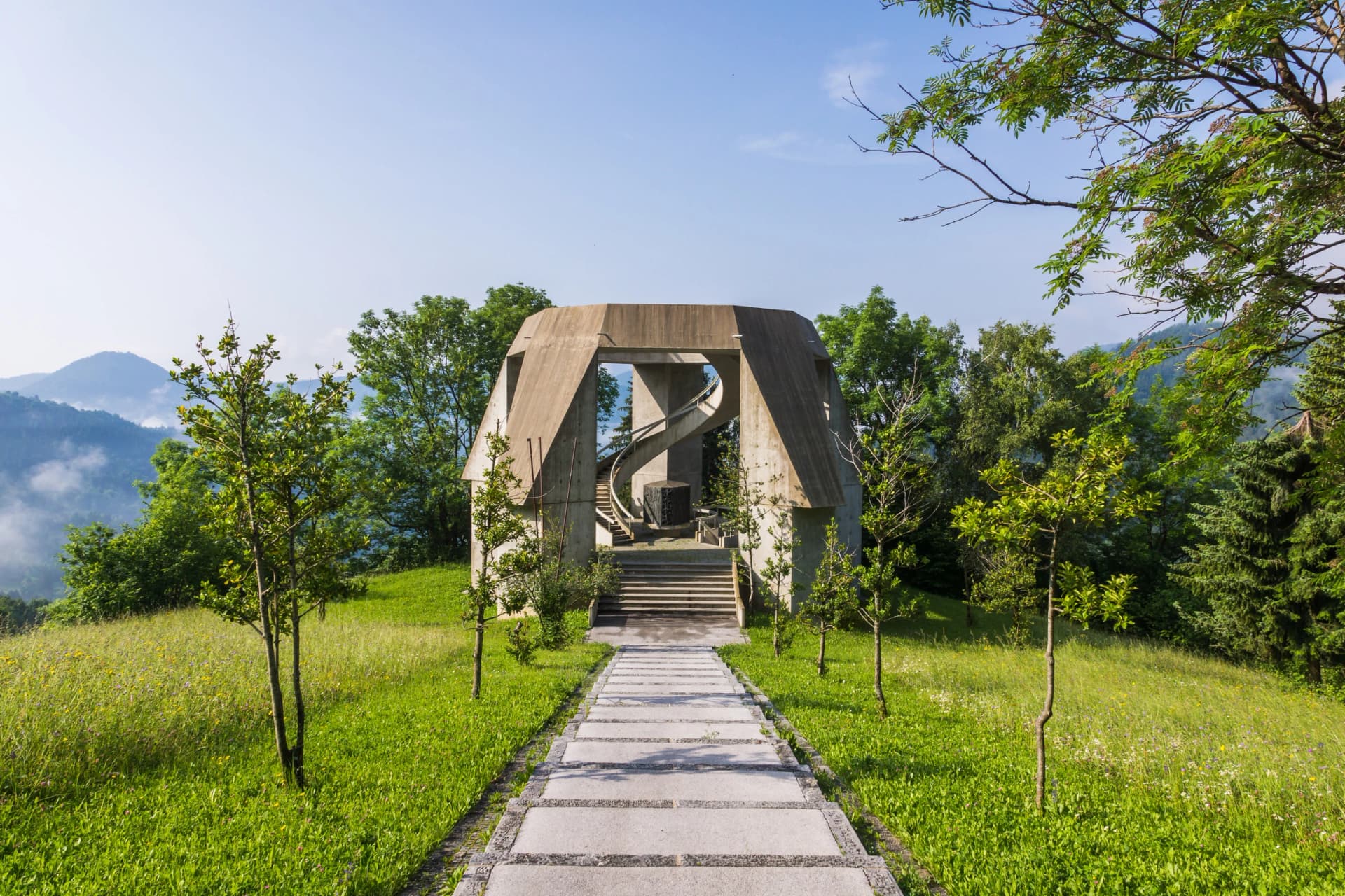 Monument near Drazgose