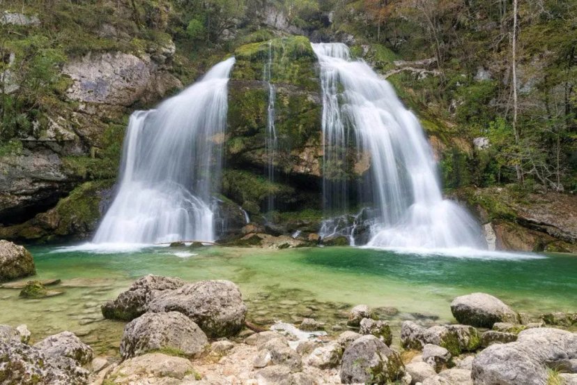 Cascades, bassins et ruisseaux alpins