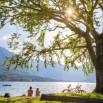 Disfrutando del día en la playa del lago Bohinj