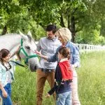 Famille avec un cheval Lipizzan