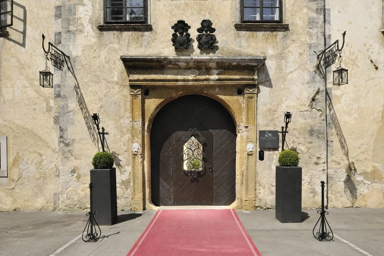 Hotel Grad Otočec entrance