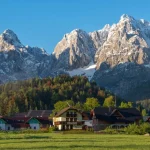 Kranjska Gora al amanecer con los Alpes Julianos al fondo