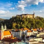 Kasteel van Ljubljana boven de stad