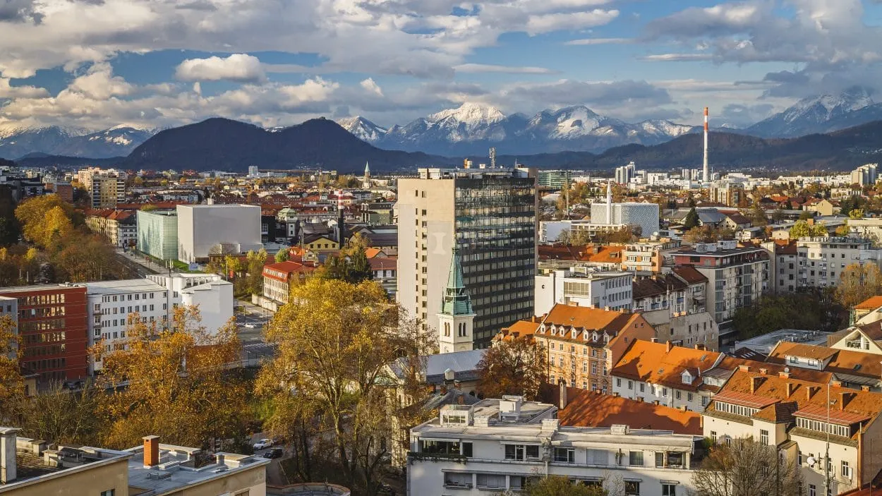 Panorama över Ljubljana på hösten