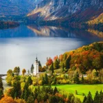 Panoramisch uitzicht op het meer van Bohinj ()