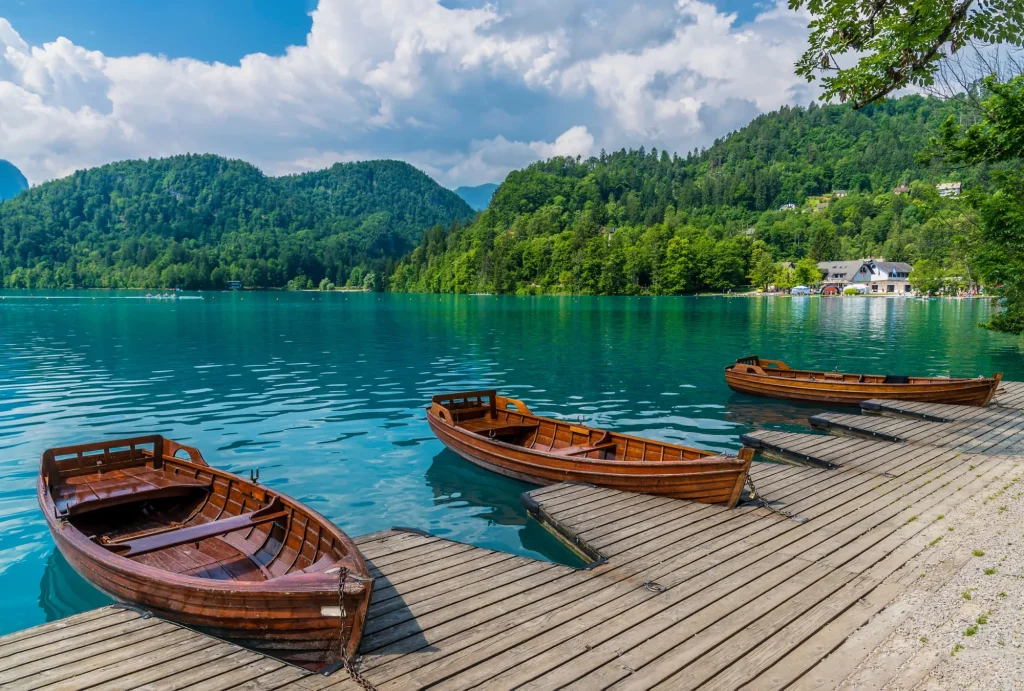 una vista más allá de los barcos a lo largo de la orilla del lago bled en bled escalada