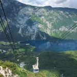 kabelbaan gaat omhoog naar berg vogel in bohinj geschaald ()