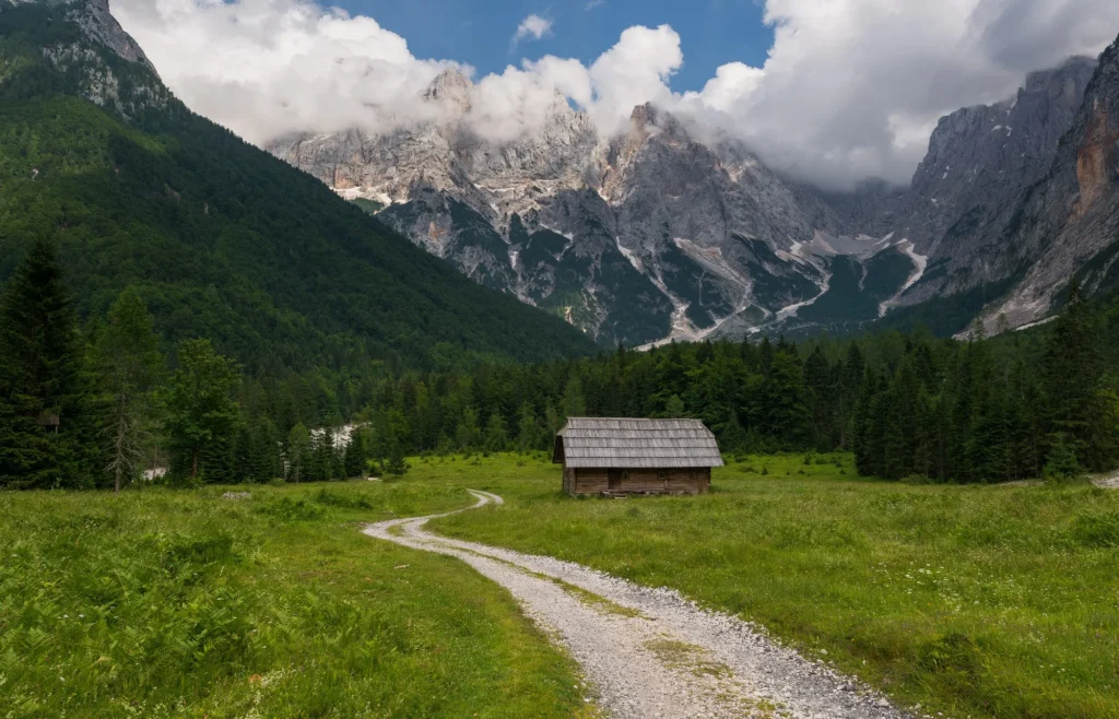 casa de campo en el valle de krnica con las montañas de los alpes julianos al fondo a escala