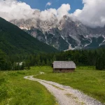 casa de campo en el valle de krnica con las montañas de los alpes julianos al fondo a escala