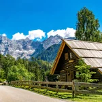 uriges hölzernes alpenhaus in zgornje jezersko skaliert