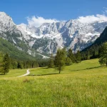 slowenien berg tal weide mit kamnik savinja alpen skaliert