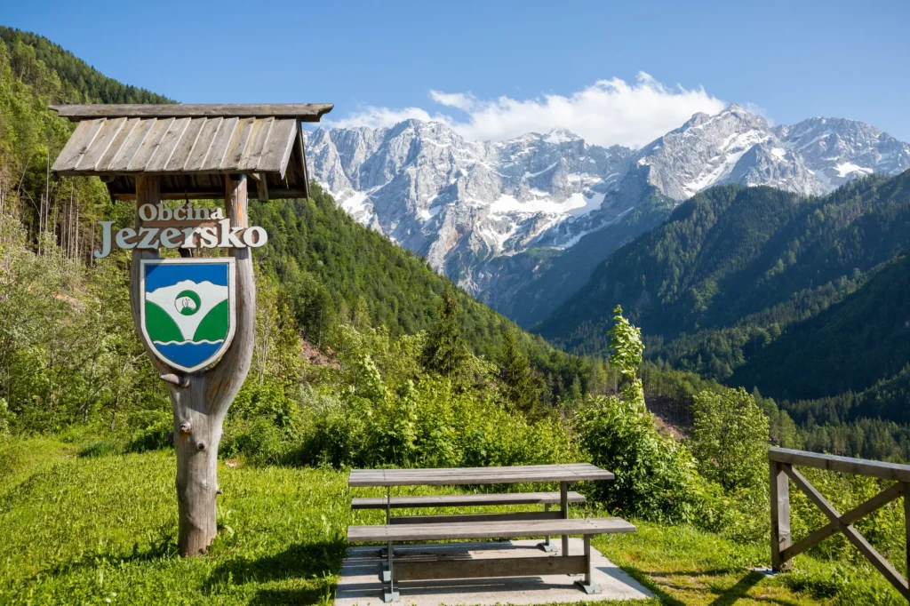 slowenien berg tal weide mit kamnik savinja alpen skaliert