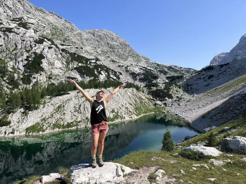 el lago del riñón tiene un lugar de descanso super agradable para tomar un aperitivo