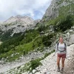 la vista de triglav se abre en la cabaña de vodnik