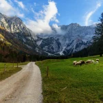 blick auf den berg skuta vom tal zgornje jezersko in nordslowenien skaliert