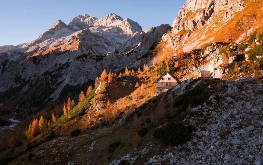 cabaña vodnik con triglav en la parte trasera